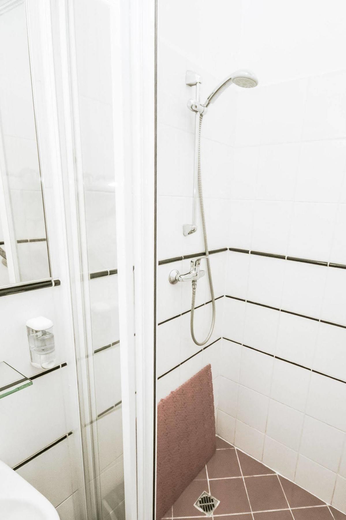 Hotel Kert Free Parking Riga Ngoại thất bức ảnh